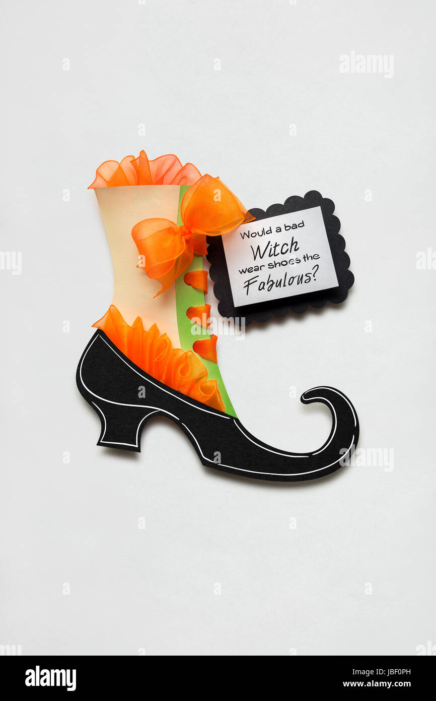 Kreative halloween Konzept Foto von Hexen Schuh aus Papier auf weißem Hintergrund. Stockfoto