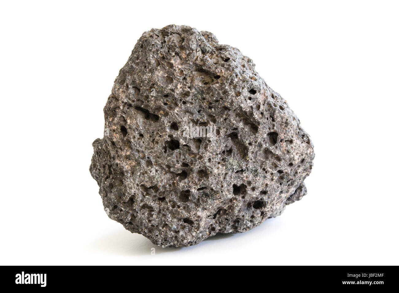 Stück von vulkanischen extrusive Eruptivgestein mit abrasiven poröse Oberfläche isoliert auf weiss Stockfoto