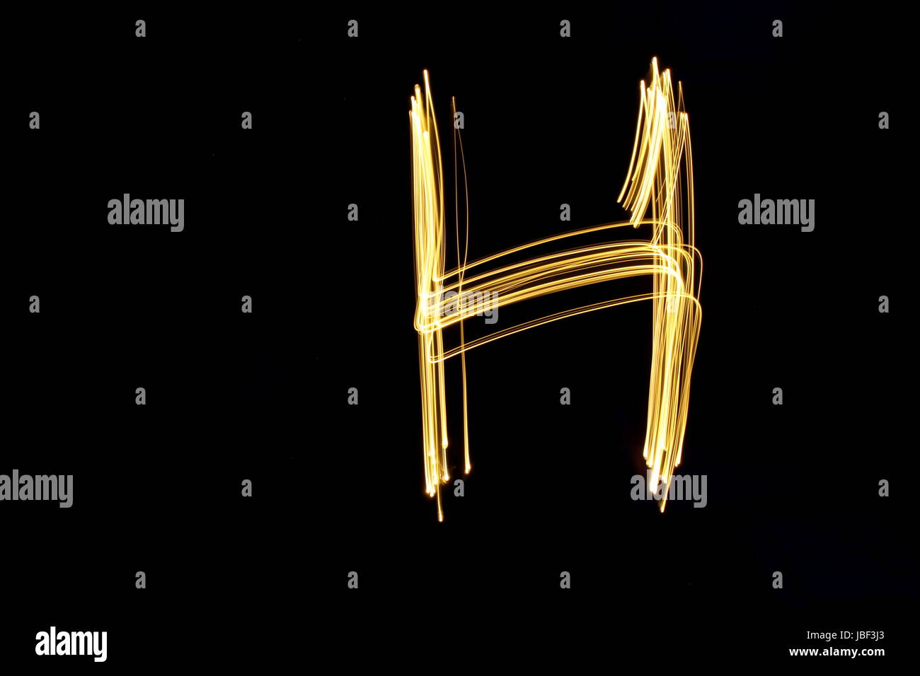 Gold Buchstabe H, Licht-Malerei-Fotografie, Alphabet-Serie, vor schwarzem Hintergrund Stockfoto