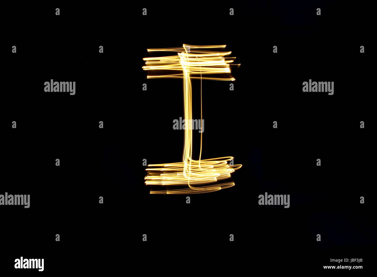 Gold Buchstabe I, Licht-Malerei-Fotografie, Alphabet-Serie gegen einen schwarzen Hintergrund Stockfoto