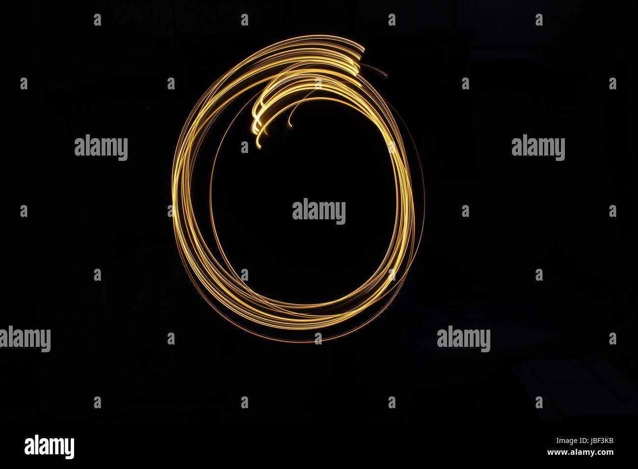 Gold Buchstabe O, Licht-Malerei-Fotografie, Alphabet-Serie, vor schwarzem Hintergrund Stockfoto