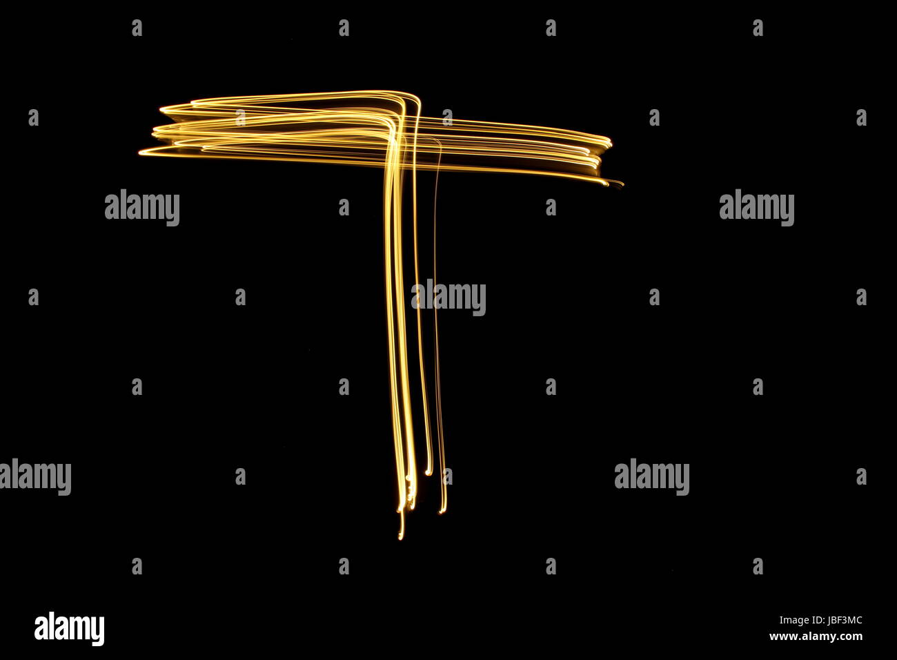 Goldene Buchstaben T, Licht Malerei Fotografie, Alphabet-Serie, vor schwarzem Hintergrund Stockfoto