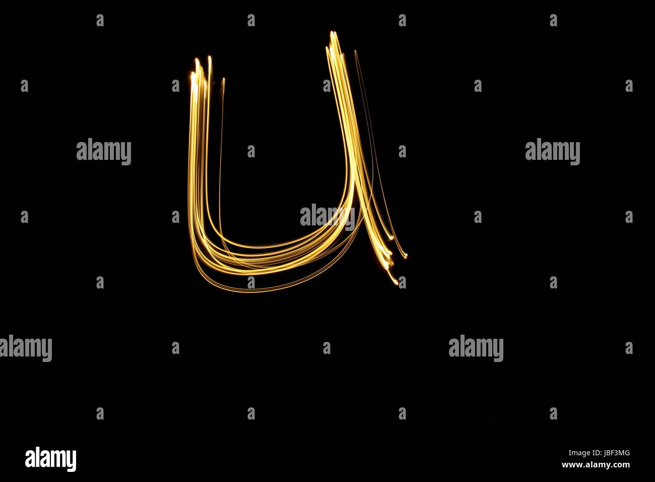 Gold Buchstabe U, Licht-Malerei-Fotografie, Alphabet-Serie, vor schwarzem Hintergrund Stockfoto