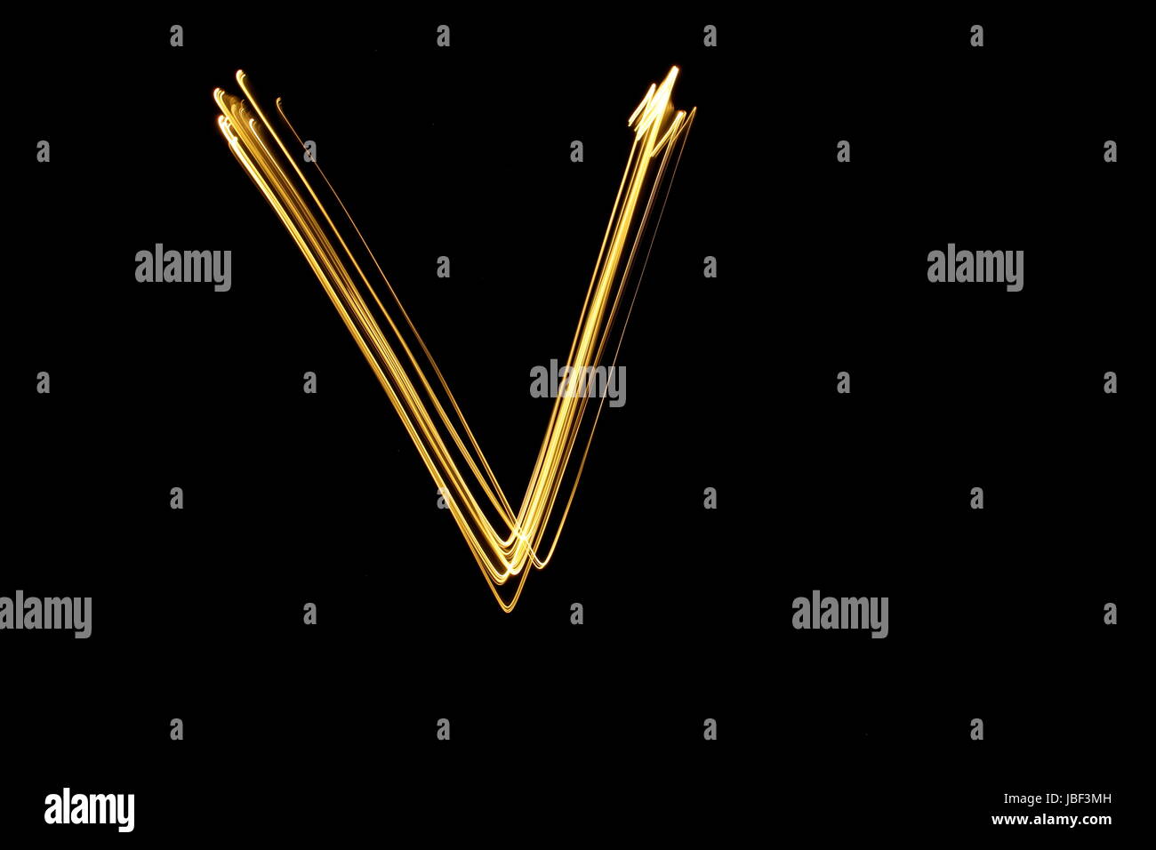 Goldene Buchstaben V, Licht Malerei Fotografie, Alphabet-Serie, vor schwarzem Hintergrund Stockfoto