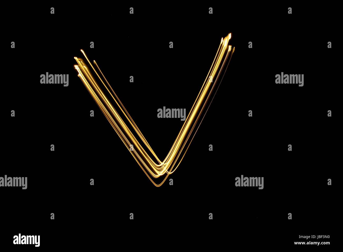 Goldene Buchstaben V, Licht Malerei Fotografie, Alphabet-Serie, vor schwarzem Hintergrund Stockfoto