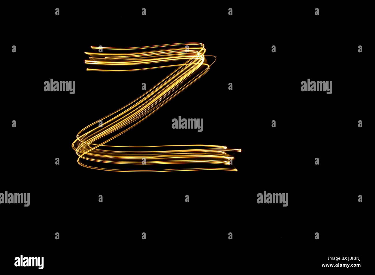 Gold Buchstabe Z, Licht-Malerei-Fotografie, Alphabet-Serie, vor schwarzem Hintergrund Stockfoto