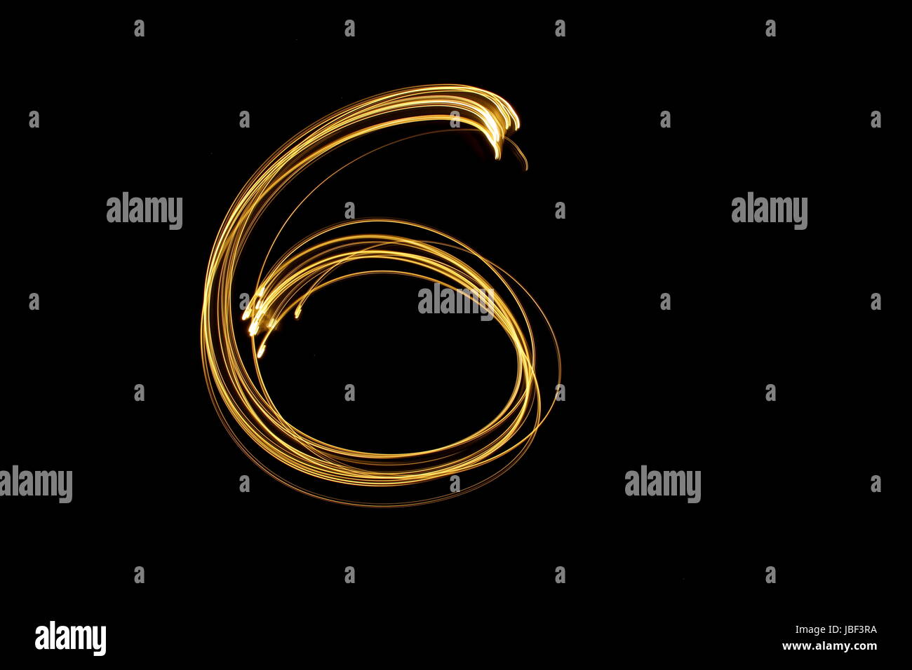 Gold Nummer 6, Licht Malerei Fotografie, Nummernserie, vor schwarzem Hintergrund Stockfoto