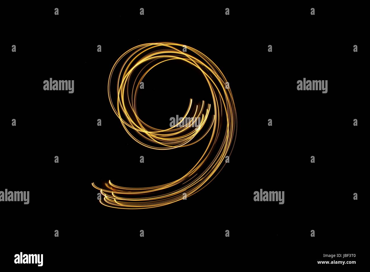 Gold Nummer 9, Licht Malerei Fotografie, Nummernserie, vor schwarzem Hintergrund Stockfoto