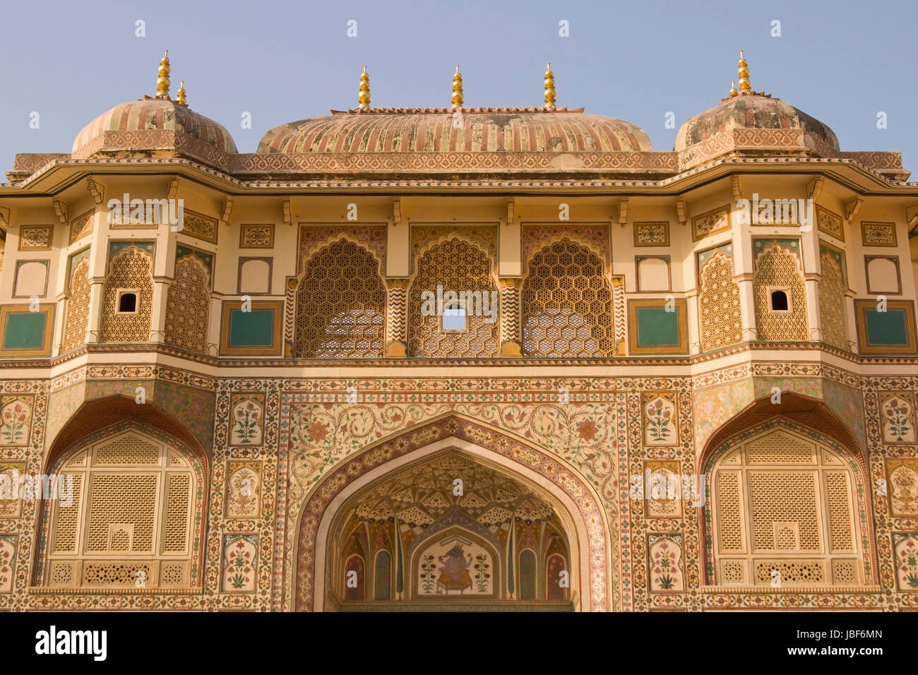 Kunstvoll verzierte Tor (Ganesh Pol) in Amber Palast in Amer am Stadtrand von Jaipur in Rajasthan, Indien. Stockfoto