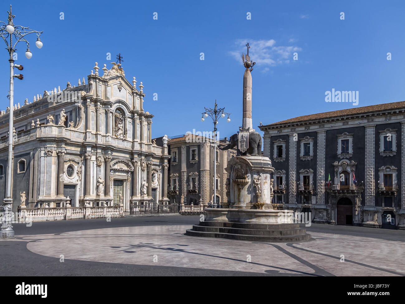 Piazza del Duomo (Domplatz) mit der Kathedrale von Santa Agatha und der Elefantenbrunnen Skulptur - Catania, Sizilien, Italien Stockfoto