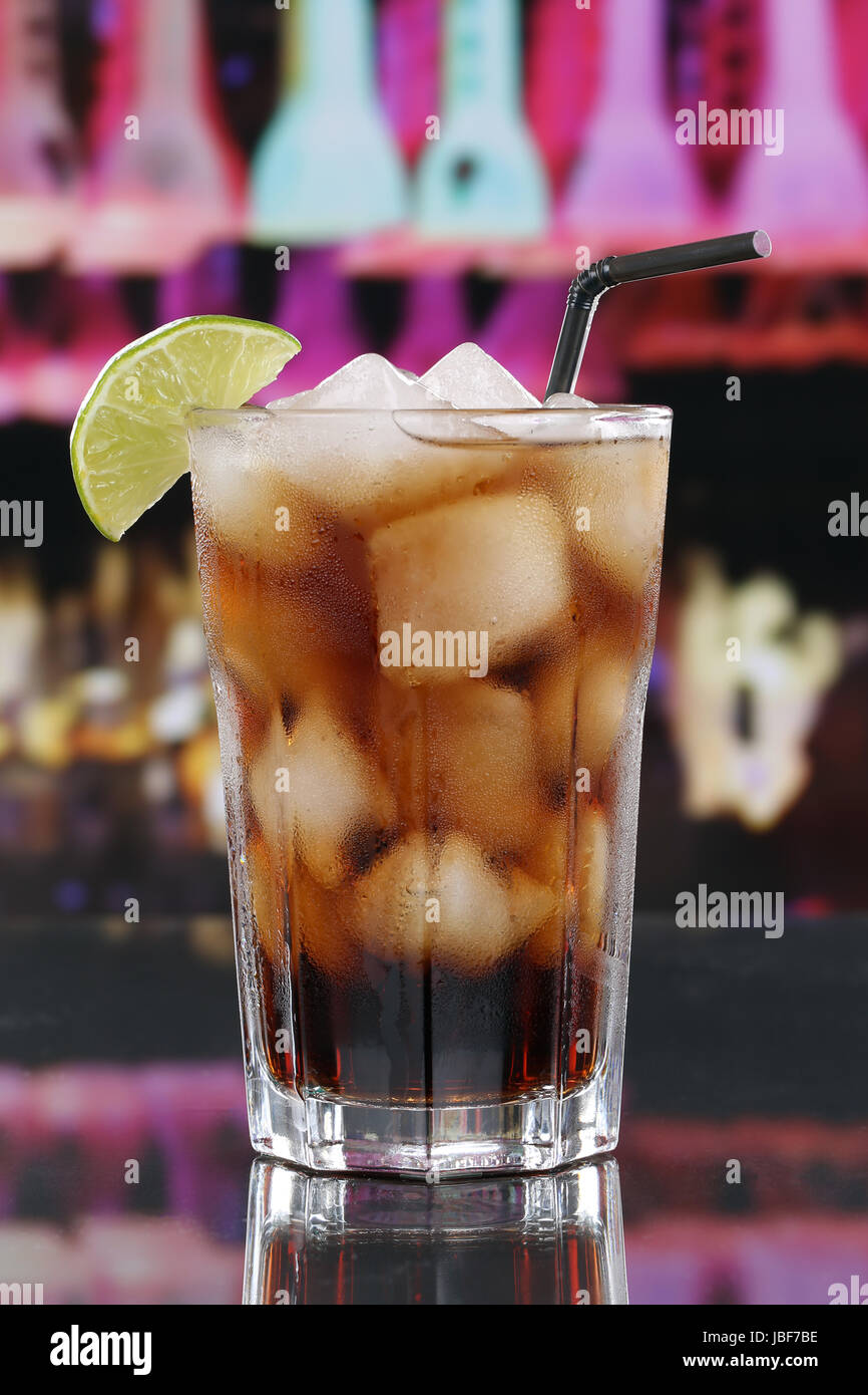 Eine Kalte Cola Mit Eiswürfeln in Einer Bar Auf Dem Tresen Stockfoto