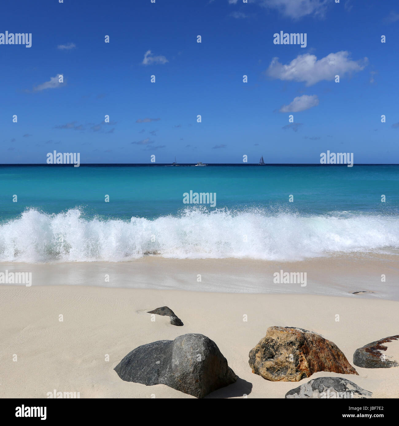 Sandstrand in der Karibik Mit Meer, Blauem Himmel, Wellen Stockfoto
