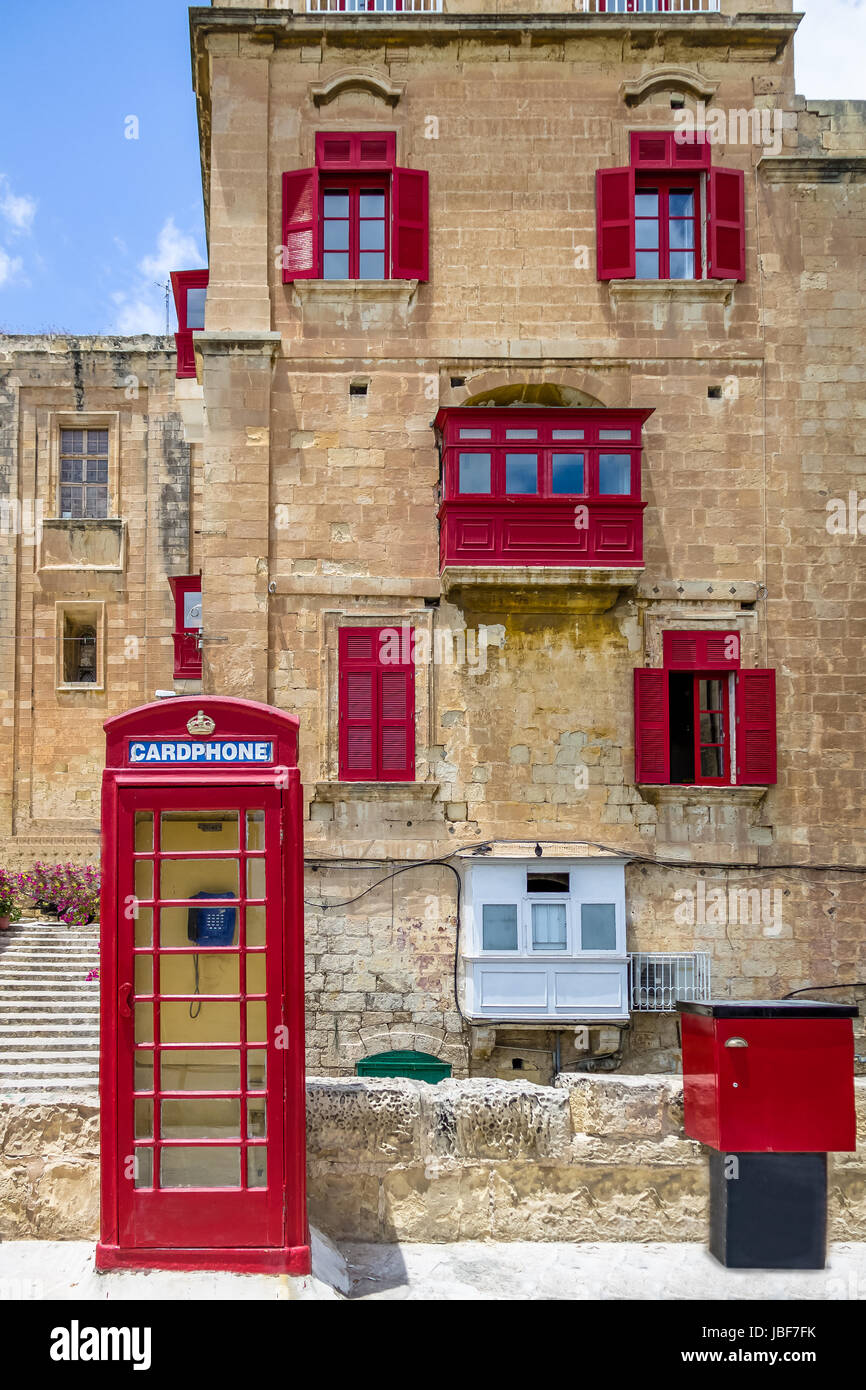 Gebäude in Valletta und Red Phone Booth - Valletta, Malta Stockfoto