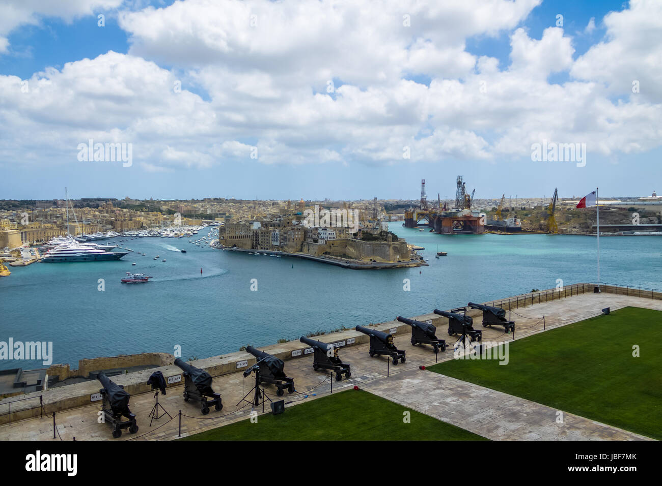 Die Batterie-Kanonen salutieren und Grand Harbour - Valletta, Malta Stockfoto