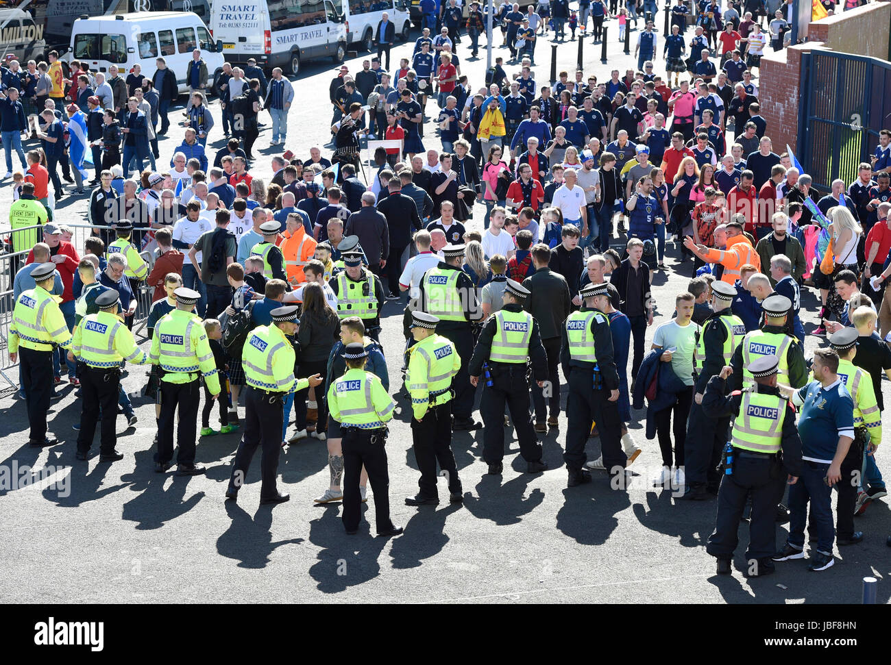 Polizei Hirte Fans der richtige Tore vor der 2018 FIFA World Cup Qualifikation, Gruppe F Spiel im Hampden Park, Glasgow. Stockfoto