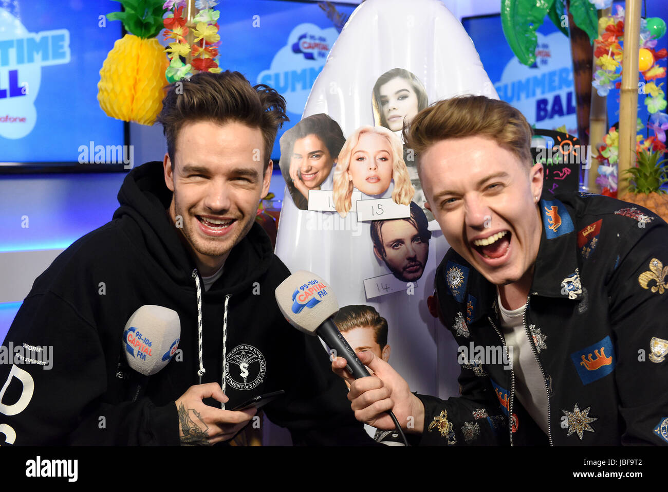 Liam Payne und Capital FM Moderator Roman Kemp auf Capital FM Sommer Ball mit Vodafone statt im Wembley Stadion in London. Stockfoto