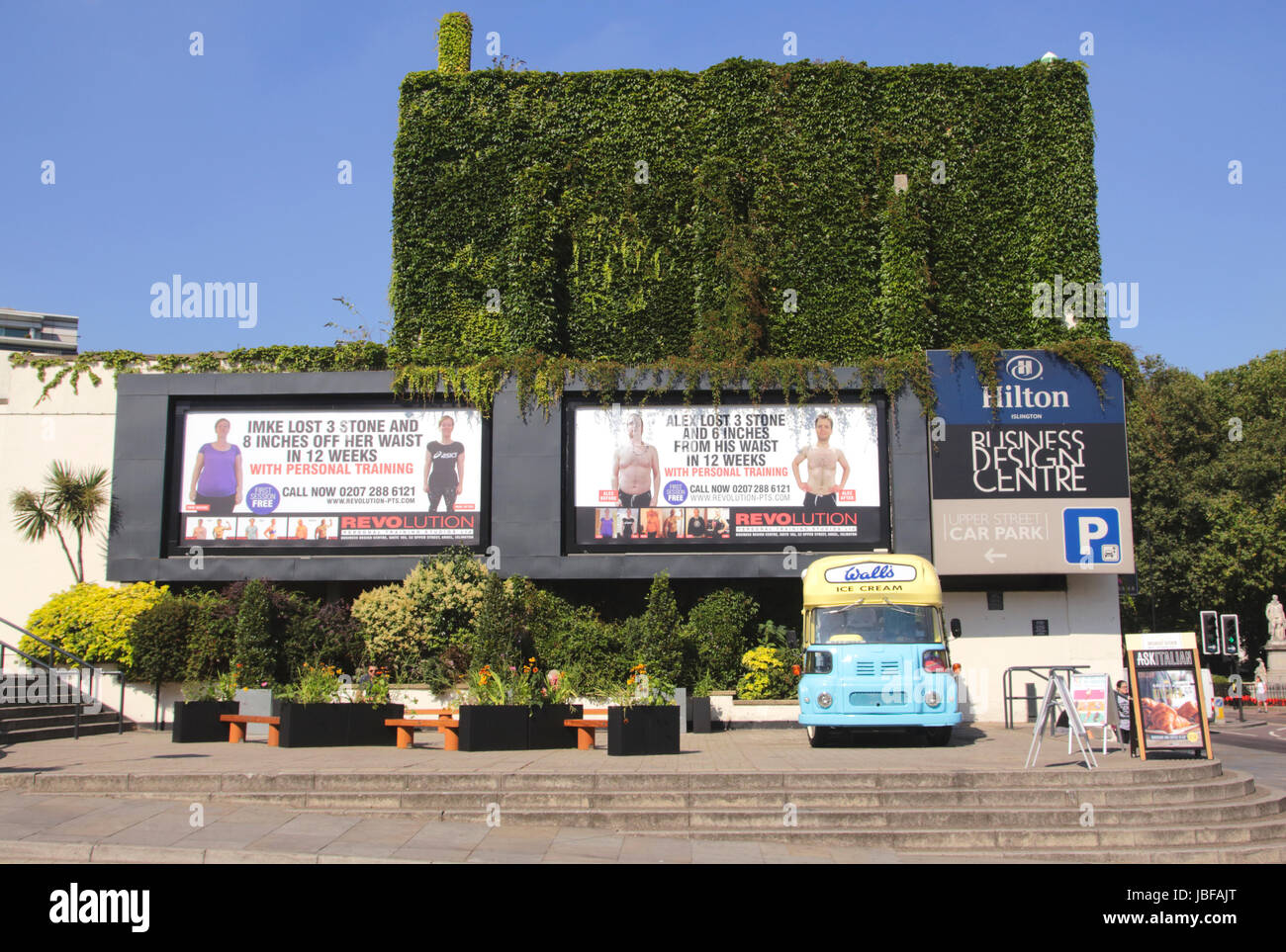 Revolution Gymn Plakate in der Nähe von Business Design Centre in Islington London Stockfoto