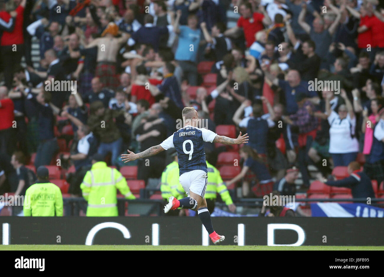 Schottlands Leigh Griffiths feiert seine Seite zweite Tor während der FIFA WM 2018 Gruppe F-Qualifikationsspiel im Hampden Park, Glasgow. Stockfoto