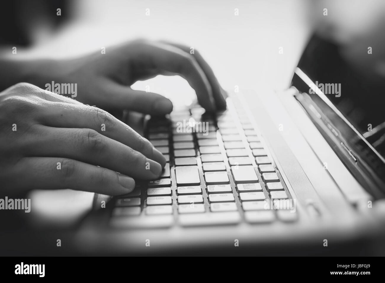 Männliche Hände auf einer Laptoptastatur. Computer Laptop Tastatur tippen hand Internet Arbeit Technologiekonzept Stockfoto