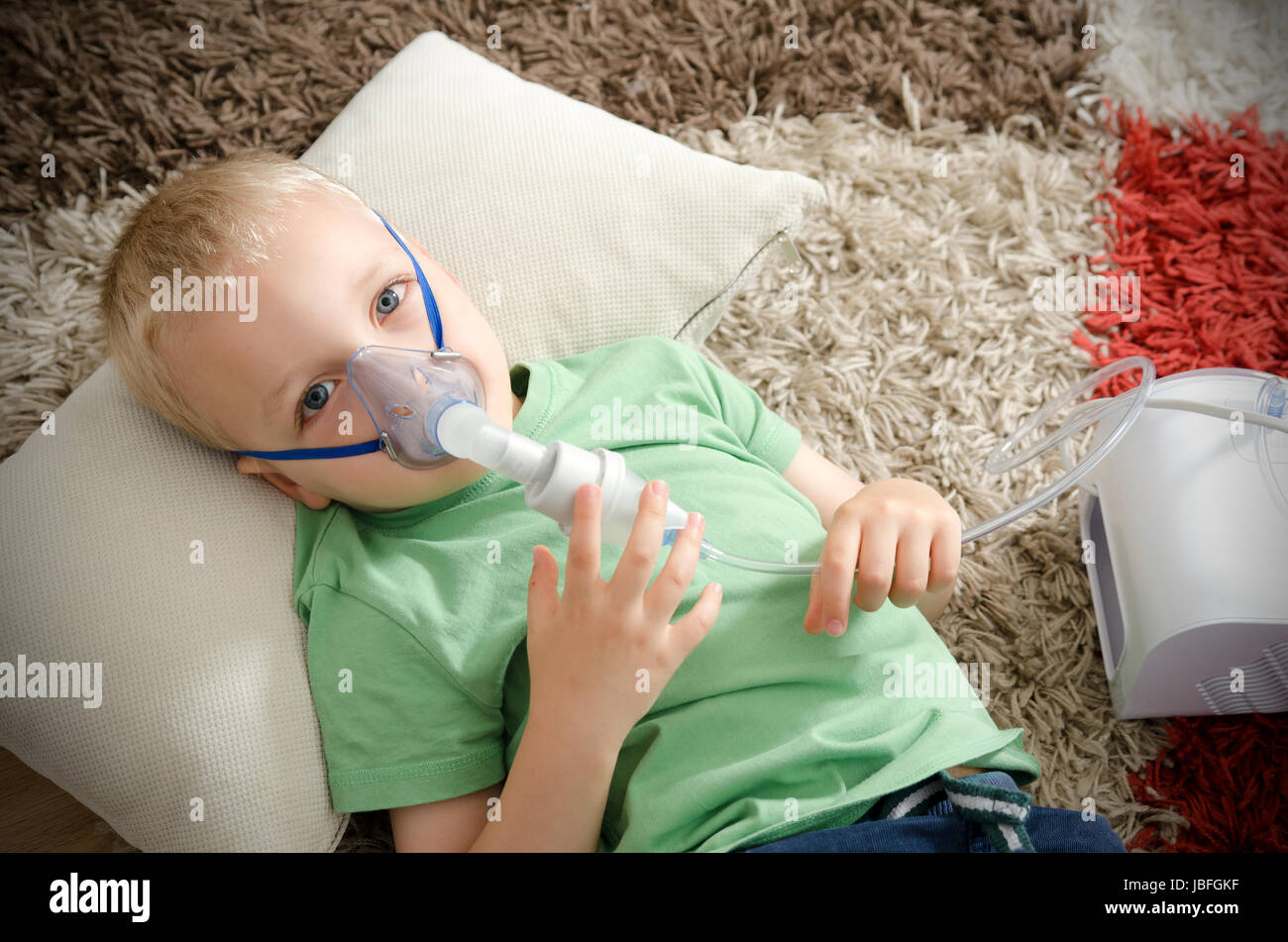 Junge Inhalation mit Vernebler zu Hause. Kind Asthma-Inhalator Inhalation Vernebler Dampf krank Husten Konzept Stockfoto