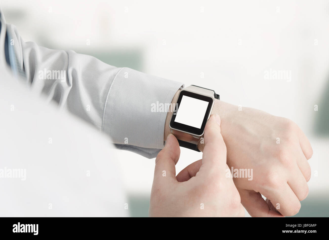 Mann mit Smartwatch mit leeren Bildschirm. Smartwatch Handgerät benachrichtigen Computer Internet-Nachricht e-Mail-Konzept Stockfoto