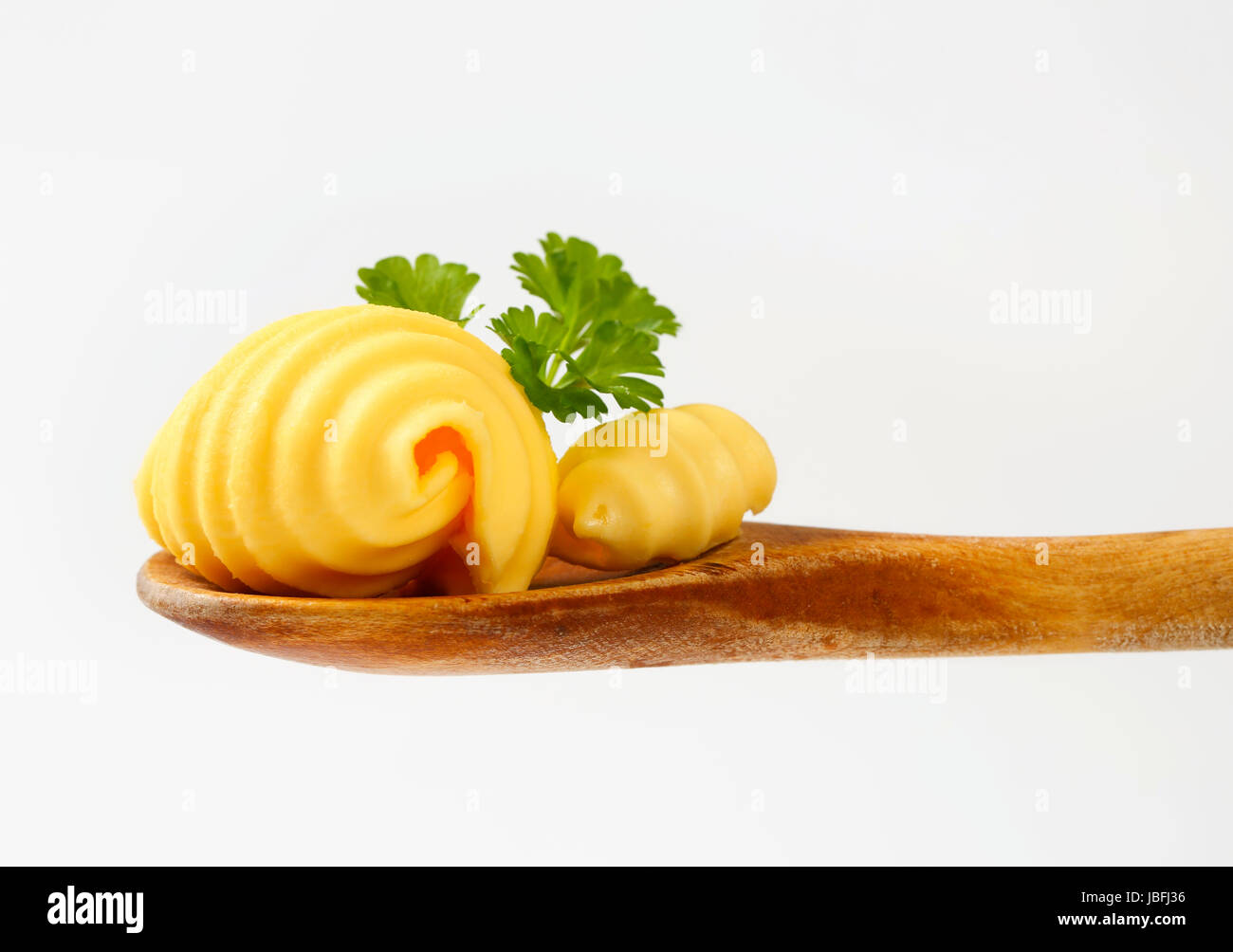 Butter locken auf Holzlöffel Stockfoto