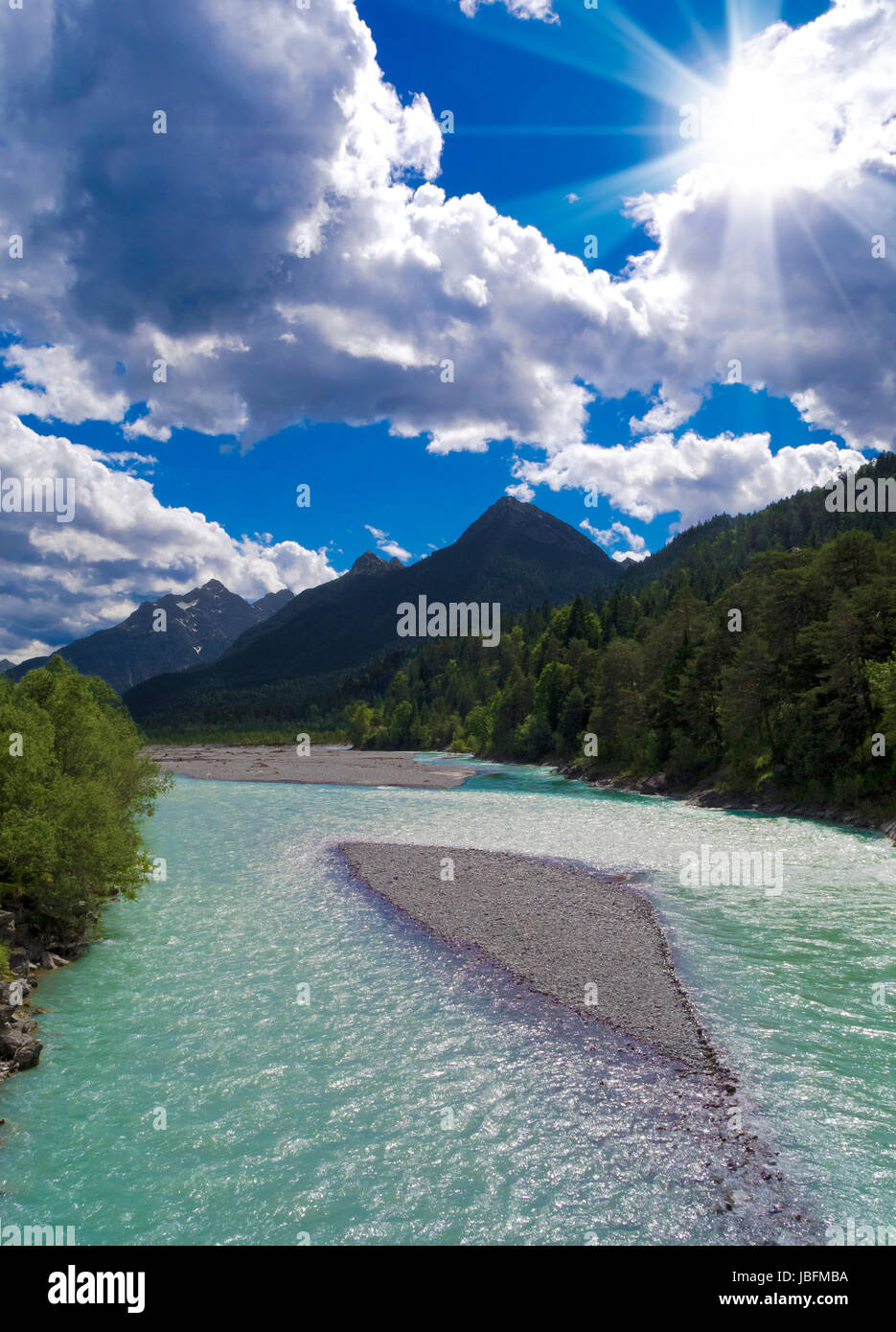 ein wilder Fluss in einer wunderschönen alpinen Landschaft Stockfoto