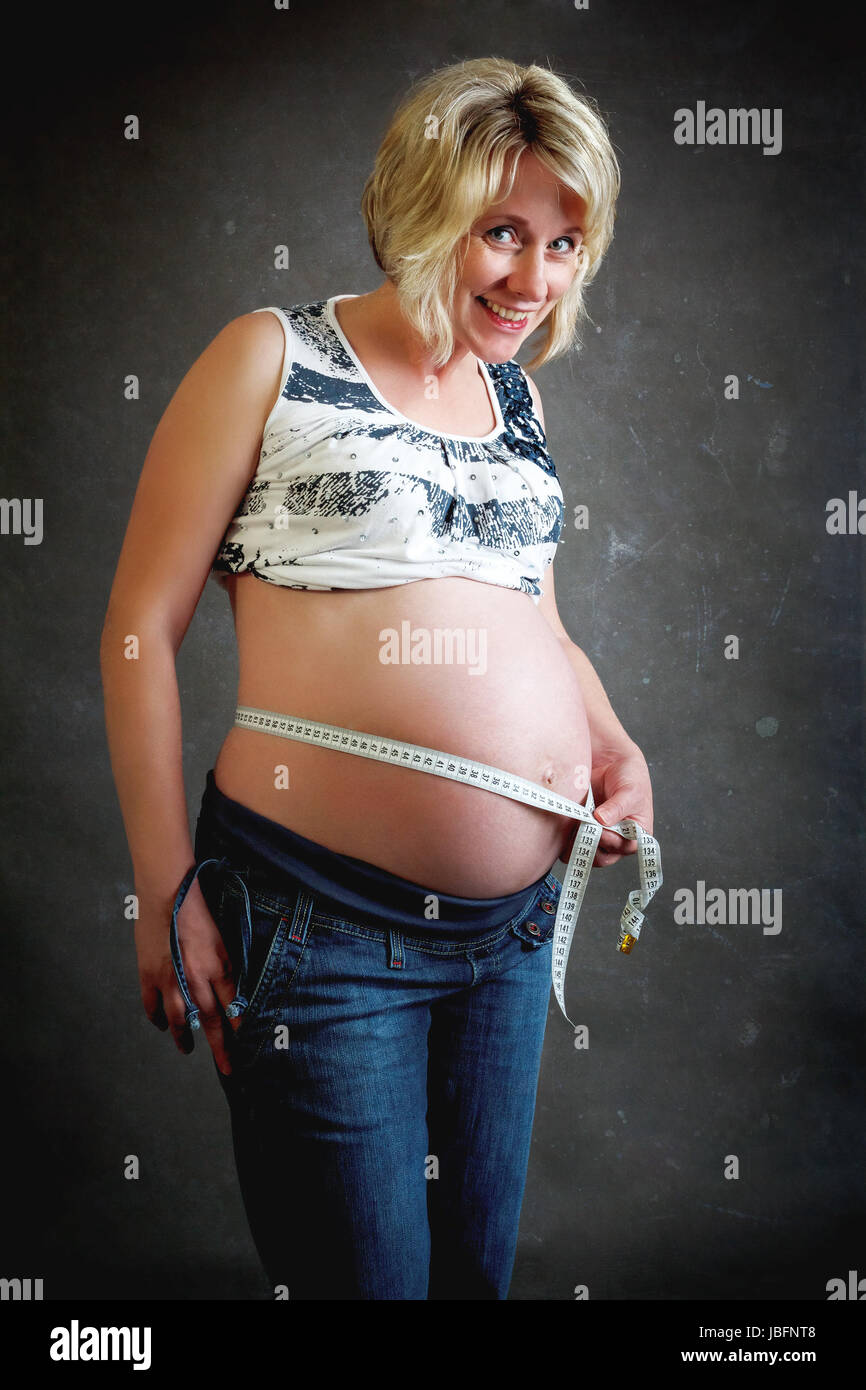 schönes Lächeln schwangeren Bauch zärtlich messen Stockfoto