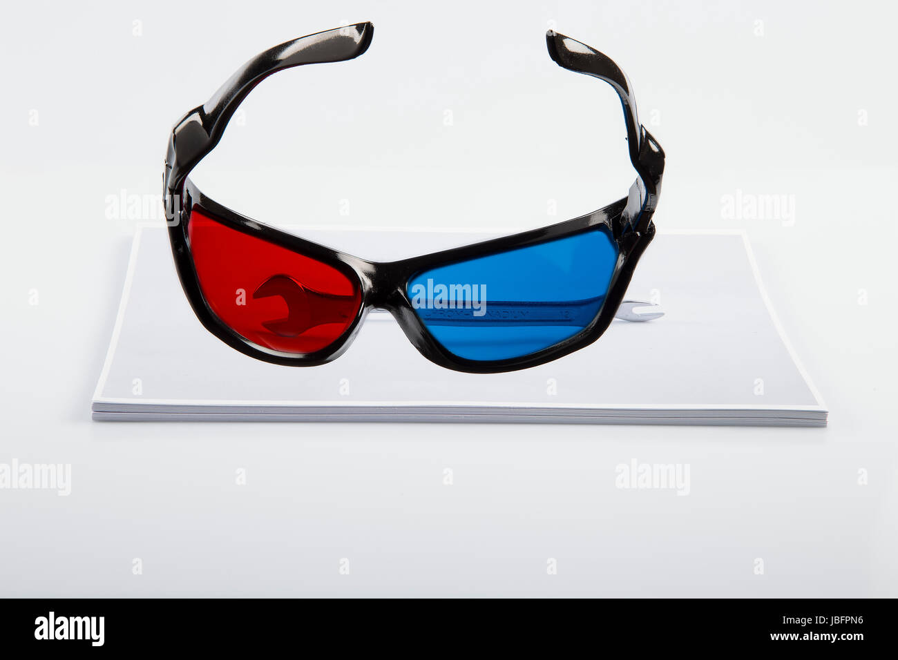 3D Druck: schwarz rot blau, Anaglyphen 3D-Brille und Papier gedruckten  Schraubenschlüssel Stockfotografie - Alamy