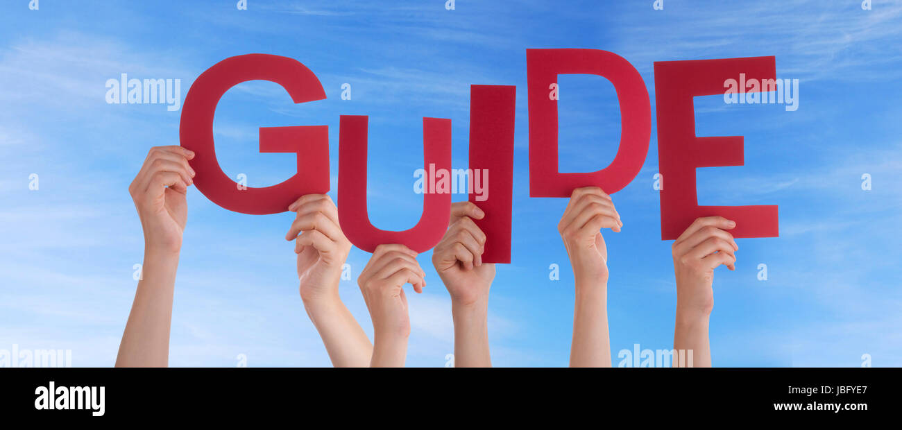 Viele Hände halten den Wort Guide in den Himmel Stockfoto