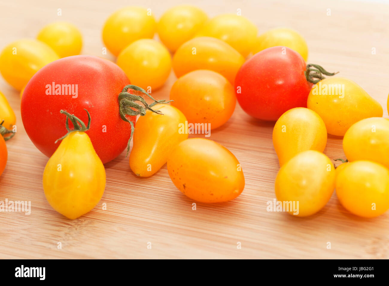 Viele Tomaten auf Holz Stockfoto