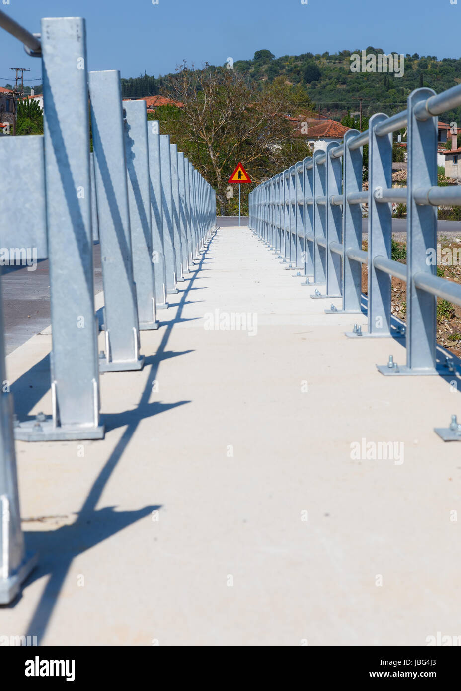 Fußgängerpassage Stahlbrücke über den Fluss in Griechenland mit Schild am Ende der passage Stockfoto