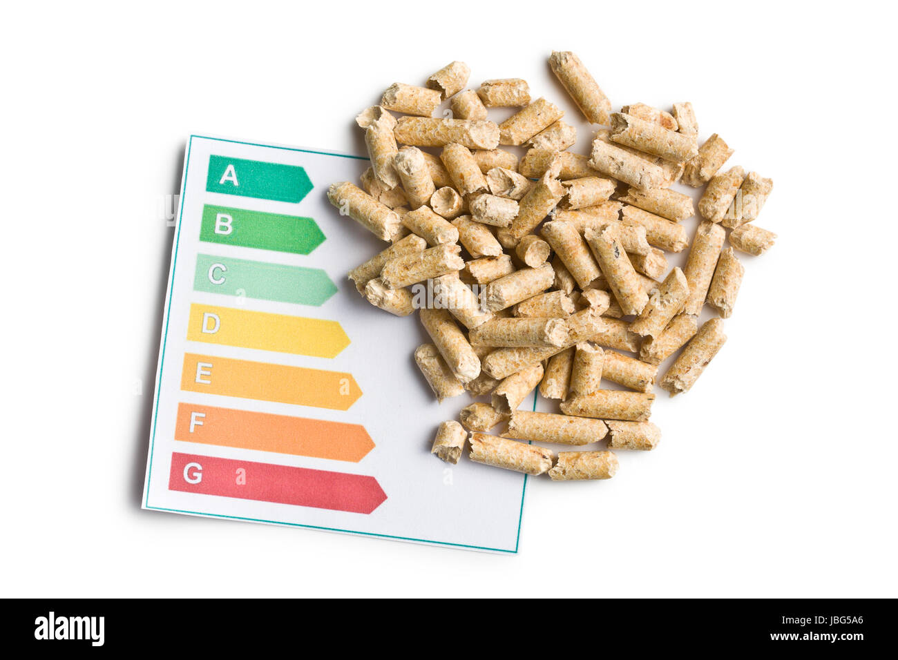 Holzpellets und Energieeffizienz auf weißem Hintergrund Stockfoto