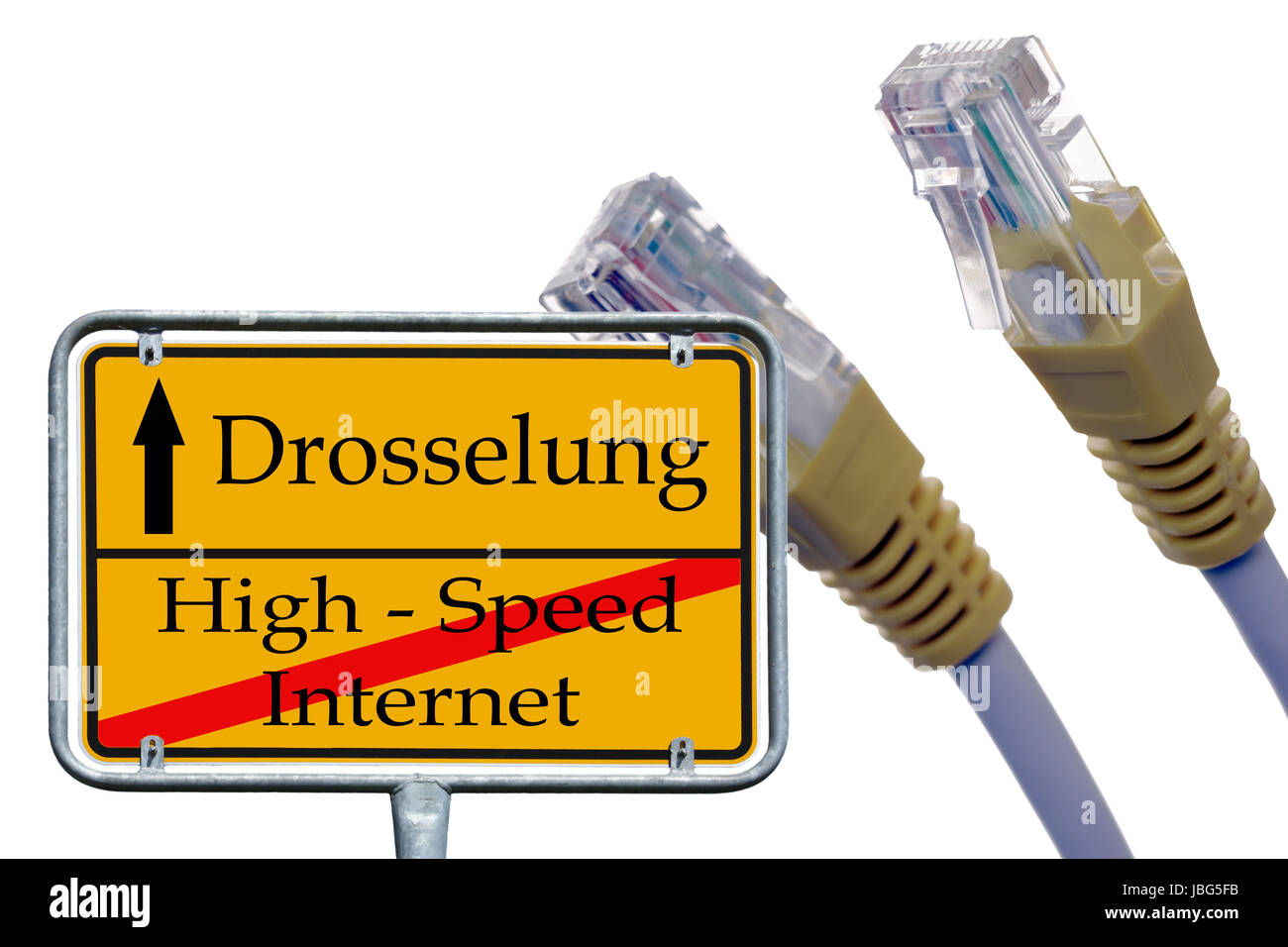 Netzwerkkabel und Schild mit den deutschen Worten, High Speed Internet und Drosselung Stockfoto