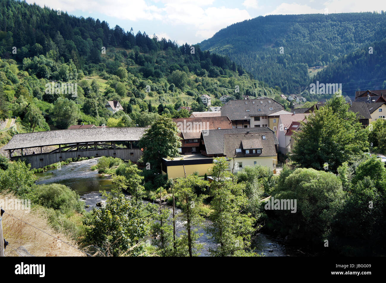 Historische Holzbrücke Im Murgtal, Wahrzeichen von Forbach, Fluss Im Nordschwarzwald in Baden-Württemberg in Deutschland, Bewaldete Berge Und Im Tal der Fluss Und Häuser historisch hölzerne Brücke in das Murgtal, Wahrzeichen von Forbach, Fluss im nördlichen Schwarzwald in Baden-Württemberg in Deutschland, bewaldeten Bergen und im Tal den Fluss und die Häuser Stockfoto