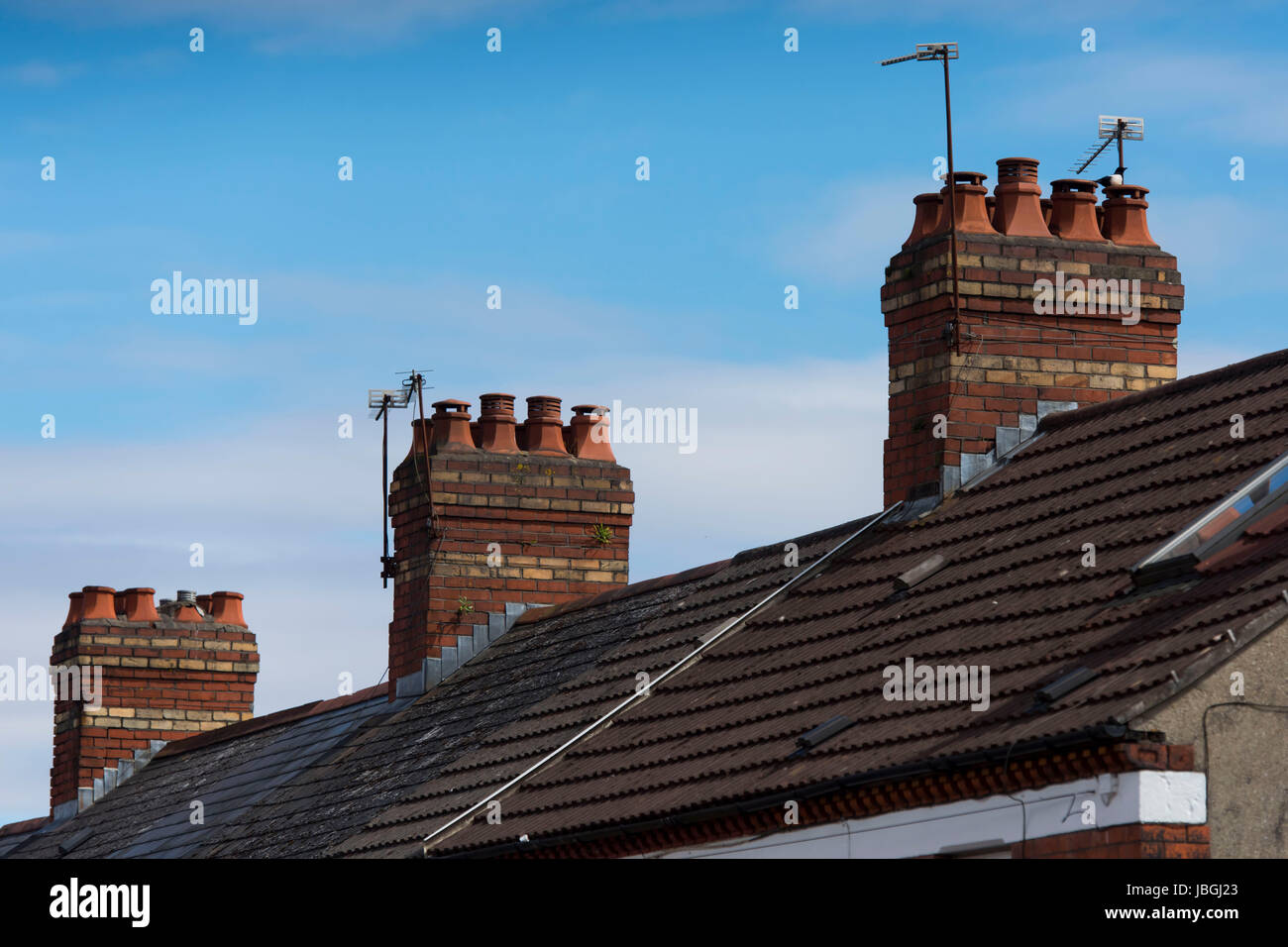Schornsteine auf den Dächern der Terrassen-Häuser in Cardiff, Wales, UK zu sehen Stockfoto
