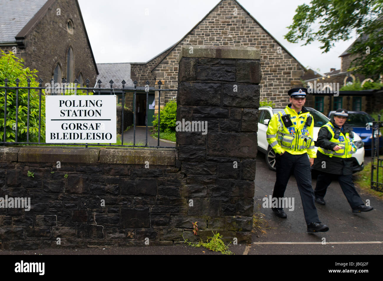 Zwei Polizisten verlassen ein Wahllokal in Merthyr, Wales, UK, am Tag der Parlamentswahlen 2017. Stockfoto