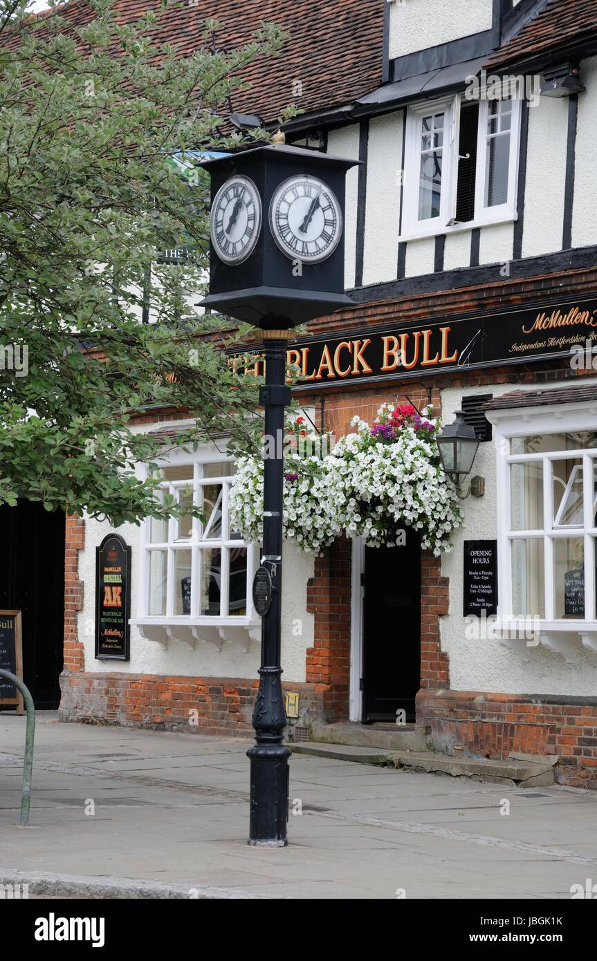 Uhr stand vor The Black Bull Inn, High Street, Buntingford, Hertfordshire, das errichtet wurde, um die Ankunft der dritte Mühle zu gedenken Stockfoto