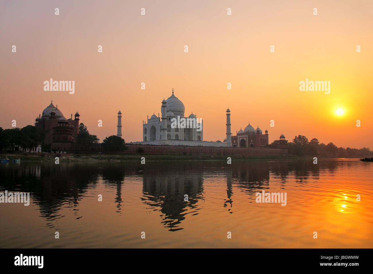 Taj Mahal spiegelt sich im Fluss Yamuna bei Sonnenuntergang in Agra, Indien. Es wurde 1632 von den Großmogul Shah Jahan beauftragt, das Grab von seinem Fa Haus Stockfoto