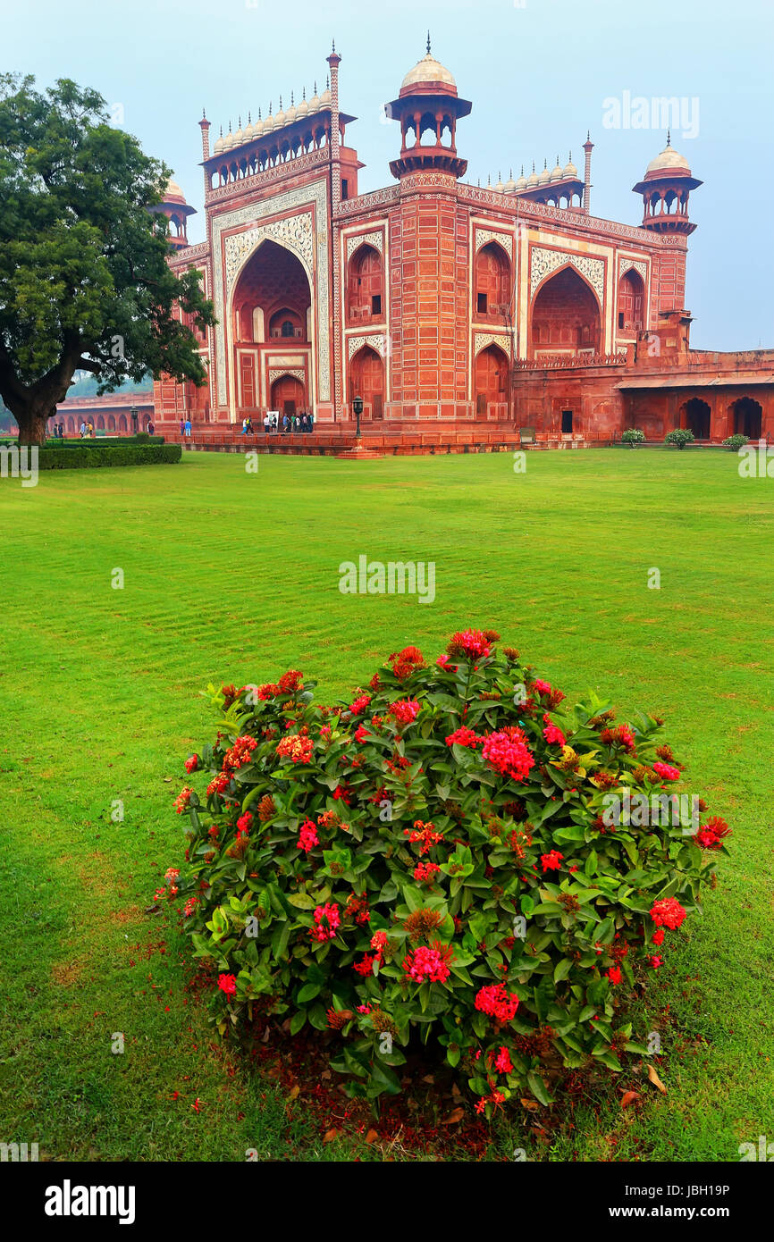 Darwaza-i-Rauza (große Tor) in Chowk-i Jilo Khana Hof, Taj Mahal Komplex, Agra, Indien. Das Tor befindet sich der Haupteingang zum Grab. Stockfoto