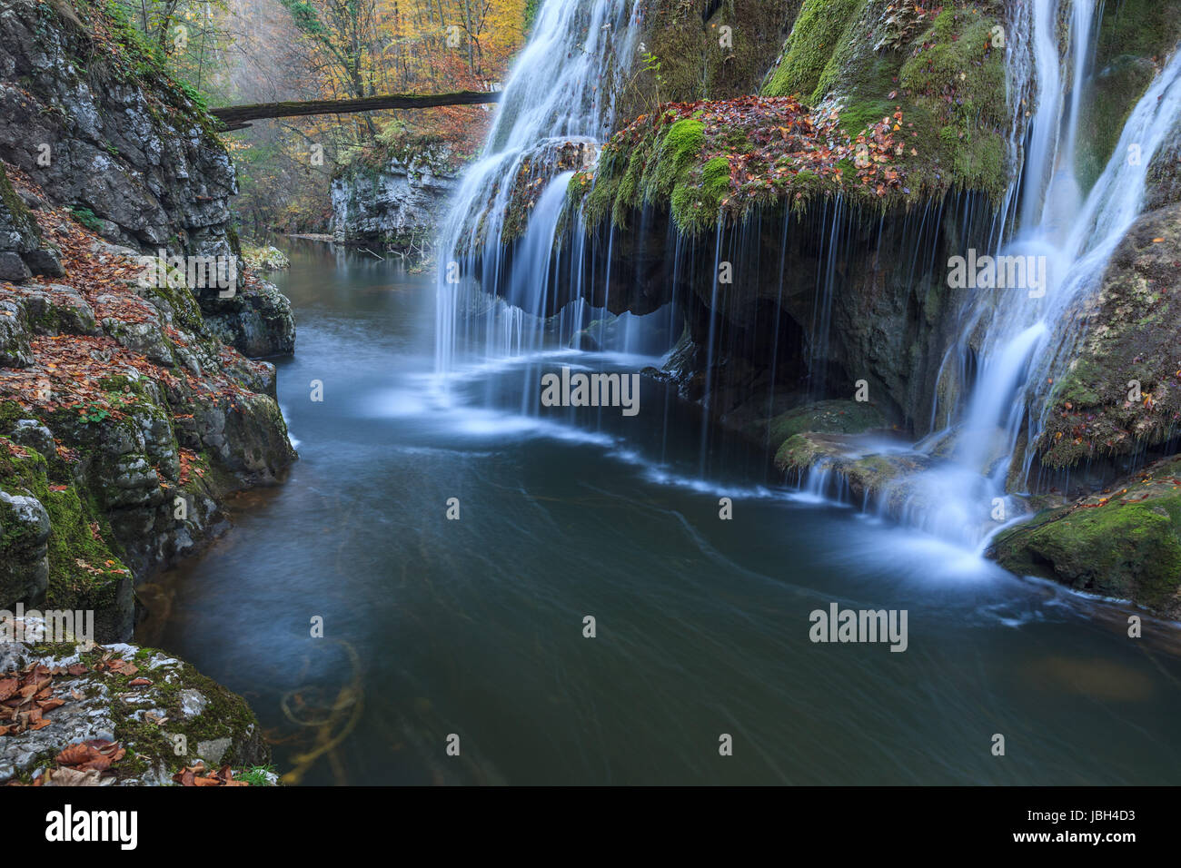 Wasserfall Bigar. Das Hotel liegt an der Kreuzung mit dem parallel 45 in Rumänien Stockfoto