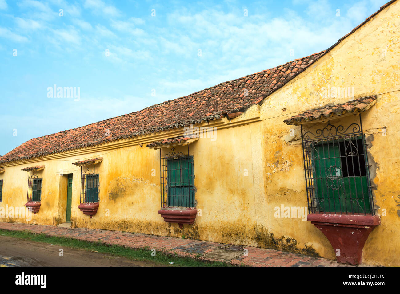 Gelbe Gebäude im Kolonialstil mit grünen Fenstern in Mompox, Kolumbien Stockfoto