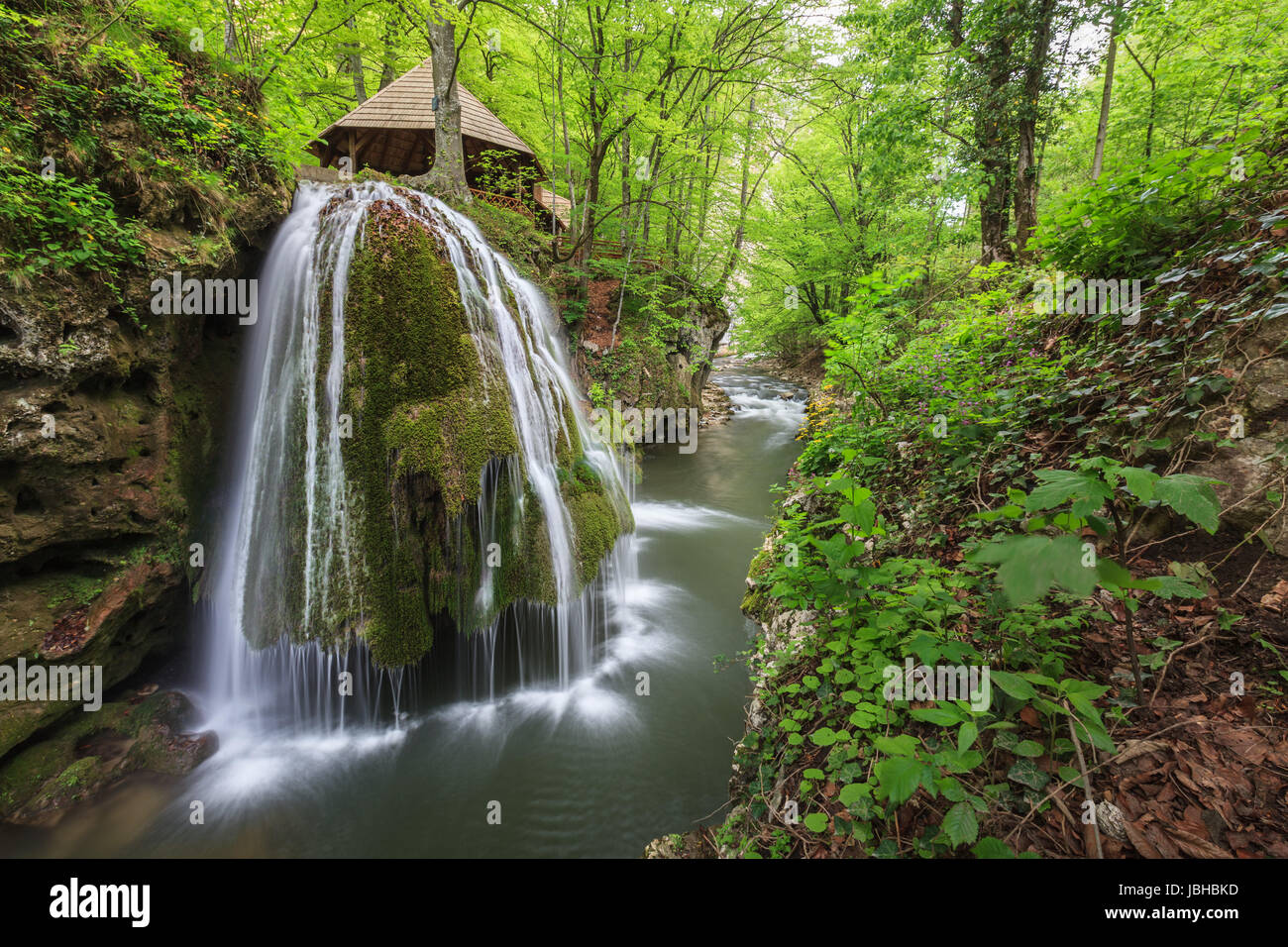 Wasserfall Bigar. Das Hotel liegt an der Kreuzung mit dem parallel 45 in Rumänien Stockfoto