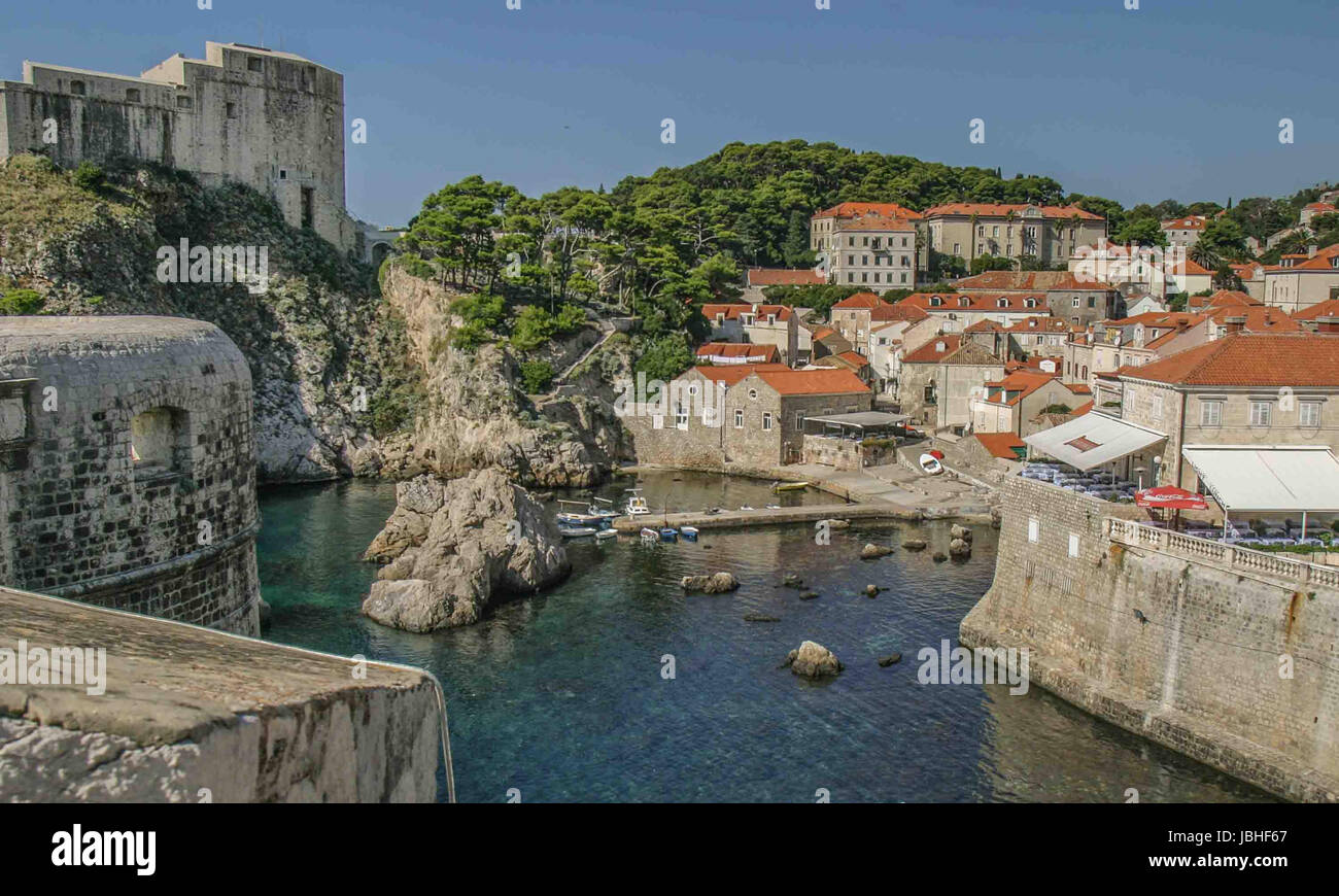 5. Oktober 2004 - ist Dubrovnik-Neretva County, Kroatien - Festung Lovrijenac (St. Lawrence Festung), oben links oft namens '' Dubrovniks Gibraltar'', außerhalb der westlichen Mauer der alten Stadt von Dubrovnik 121 ft (37 m) über dem Meeresspiegel, von Fort Bokar (links) gesehen auf der alten Stadtmauer. Speisen Sie im richtigen Touristen in einem Restaurant. An der Adria im Süden Kroatiens ist Dubrovnik ein UNESCO-Weltkulturerbe und ein Top-Reiseziel. Bildnachweis: Arnold Drapkin/ZUMA Draht/Alamy Live-Nachrichten Stockfoto