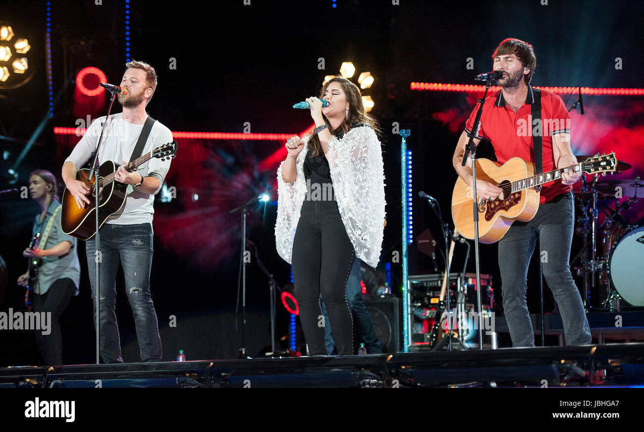 Nashville, Tennessee; USA. 10. Juni 2017. Sänger CHARLES KELLEY, HILLARY SCOTT und DAVE HAYWOOD der Band Lady Antebellum führt im Nissan-Stadion im Rahmen des 2017 CMA Music Festival, das in der Innenstadt von Nashville stattfindet. Das viertägige Country Music Festival lockt Tausende von Fans aus der ganzen Welt, eine Vielzahl von Künstler auf mehreren Bühnen zu sehen. Copyright 2017 Jason Moore. Bildnachweis: Jason Moore/ZUMA Draht/Alamy Live-Nachrichten Stockfoto