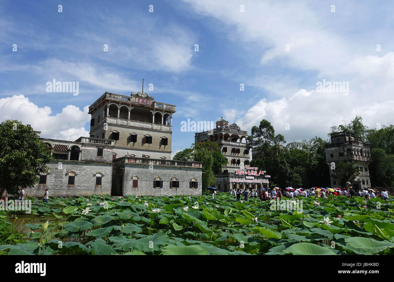 Guangzhou, Kaiping Stadt von Süd-China Guangdong Provinz. 10. Juni 2017. Menschen besuchen den Aussichtspunkt Diaolou im Dorf Zili, Kaiping City Süd-China Guangdong Provinz, 10. Juni 2017. Die Diaolou (Wachturm Haus) von Kaiping wurde im Jahr 2007 auf Liste des Welterbes eingeschrieben. Bildnachweis: Xu Jianmei/Xinhua/Alamy Live-Nachrichten Stockfoto