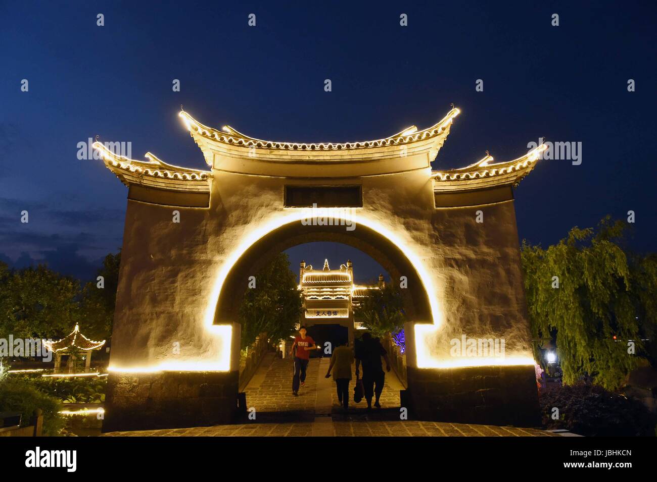 Tengchong. 10. Juni 2017. Menschen besuchen die alten Heshun die stammt aus der Ming-Dynastie (1368-1644) im Südwesten der chinesischen Provinz Yunnan, 10. Juni 2017. Bildnachweis: Yang Zongyou/Xinhua/Alamy Live-Nachrichten Stockfoto