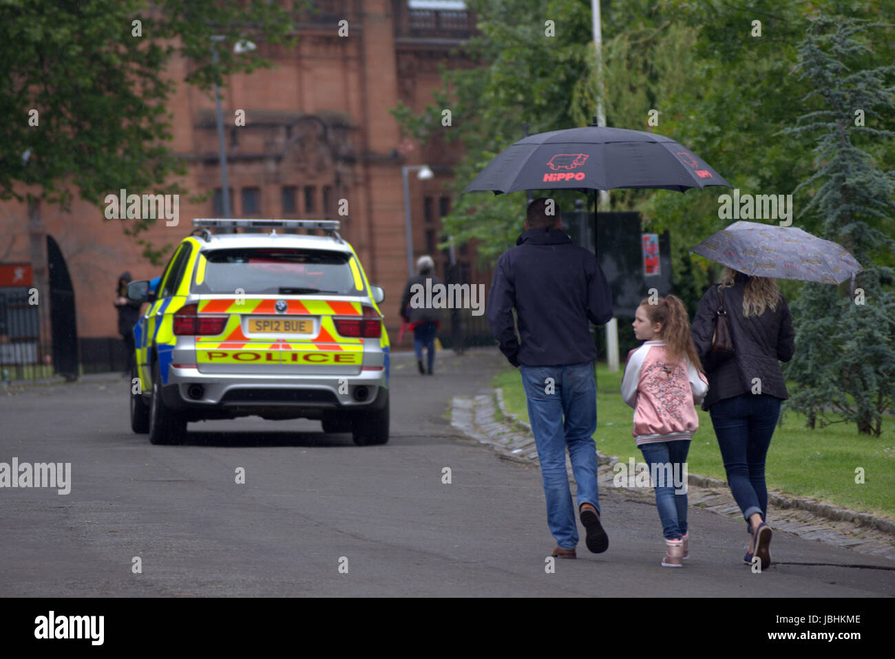 Glasgow, Schottland. 11. Juni. Die beiden Elemente der in diesem Jahre britische Sommer waren anwesend, als Regen auf die West End Festival Big Sunday im Kelvingrove Park strömte. Besucher wurden stark durch die Polizei und private Sicherheitsdienste überwacht. Bewaffnete Polizei patrouilliert Parks im Fahrzeuginneren während Taschen durch private Sicherheitspersonal an den Eingängen durchsucht wurden.  Polizisten patrouillierten Veranstaltungsort zu Fuß oder Fahrrad.  Kredit Gerard Fähre/Alamy Live-Nachrichten Stockfoto