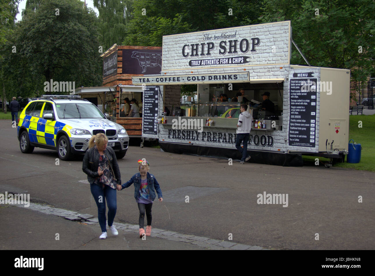 Glasgow, Schottland. 11. Juni. Die beiden Elemente der in diesem Jahre britische Sommer waren anwesend, als Regen auf die West End Festival Big Sunday im Kelvingrove Park strömte. Besucher wurden stark durch die Polizei und private Sicherheitsdienste überwacht. Bewaffnete Polizei patrouilliert Parks im Fahrzeuginneren während Taschen durch private Sicherheitspersonal an den Eingängen durchsucht wurden.  Polizisten patrouillierten Veranstaltungsort zu Fuß oder Fahrrad.  Kredit Gerard Fähre/Alamy Live-Nachrichten Stockfoto