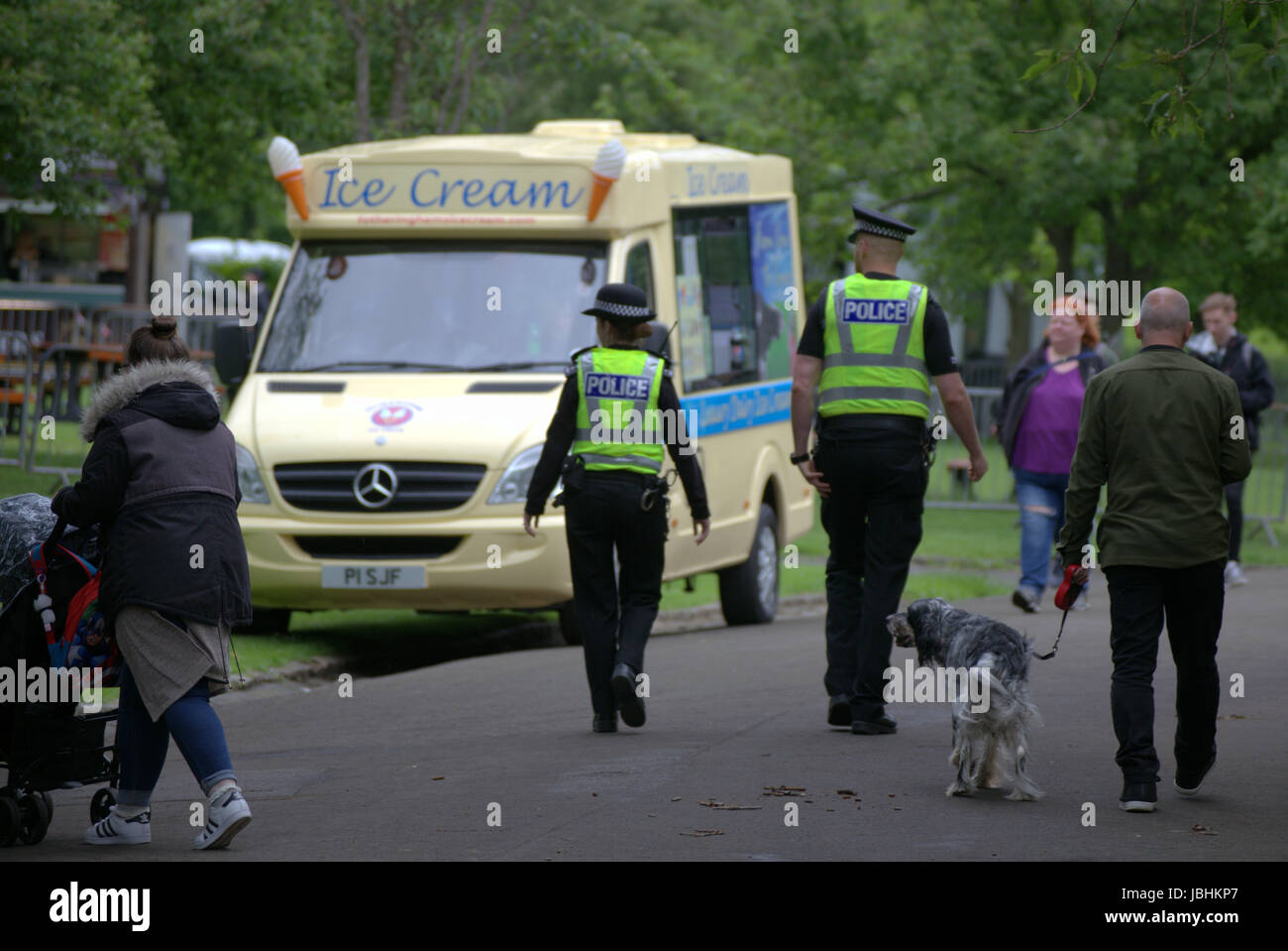 Glasgow, Schottland. 11. Juni. Die beiden Elemente der in diesem Jahre britische Sommer waren anwesend, als Regen auf die West End Festival Big Sunday im Kelvingrove Park strömte. Besucher wurden stark durch die Polizei und private Sicherheitsdienste überwacht. Bewaffnete Polizei patrouilliert Parks im Fahrzeuginneren während Taschen durch private Sicherheitspersonal an den Eingängen durchsucht wurden.  Polizisten patrouillierten Veranstaltungsort zu Fuß oder Fahrrad.  Kredit Gerard Fähre/Alamy Live-Nachrichten Stockfoto